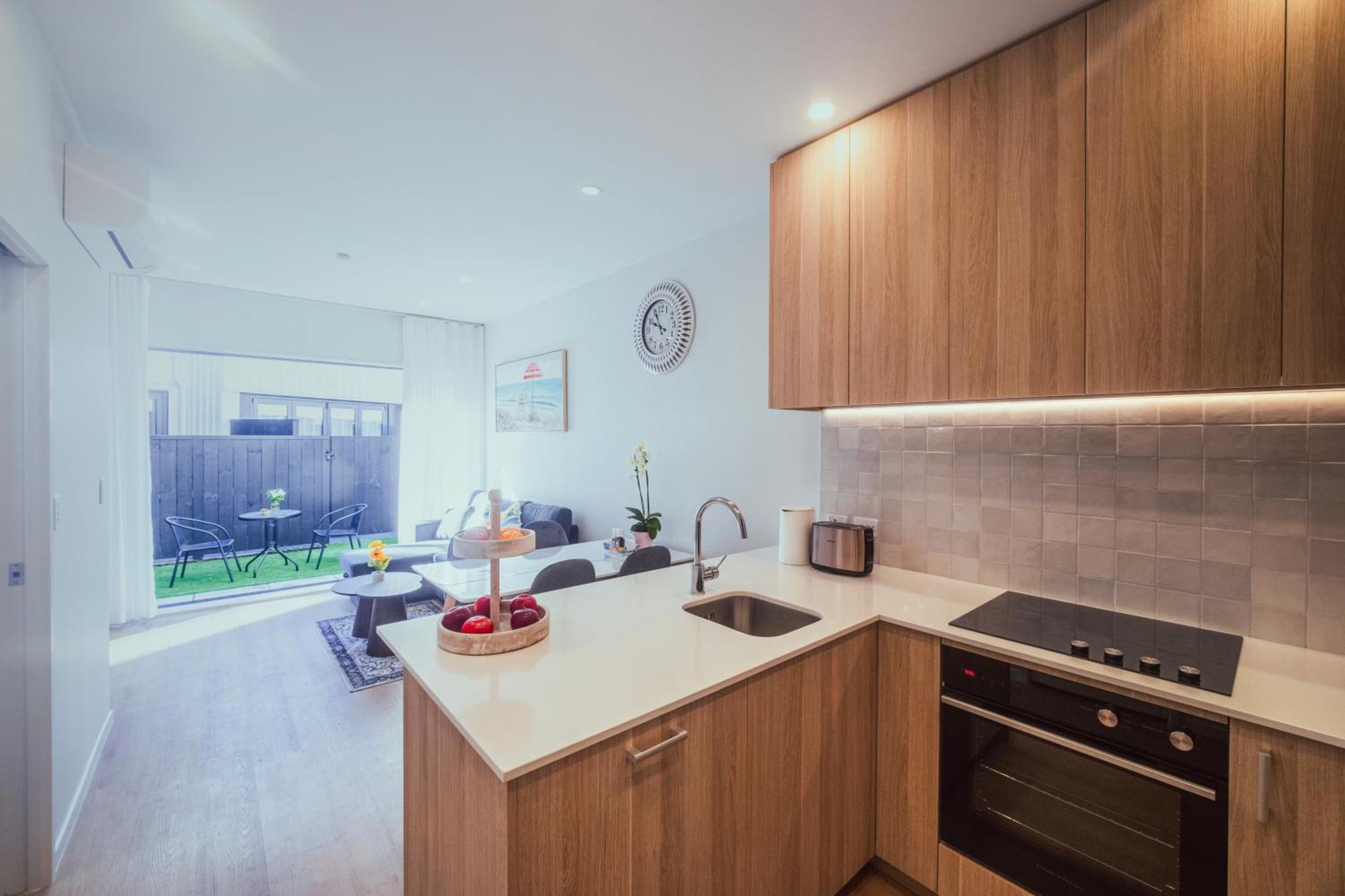 Modern Townhouse Close To City With Full Kitchen - Ellerslie Окленд Экстерьер фото